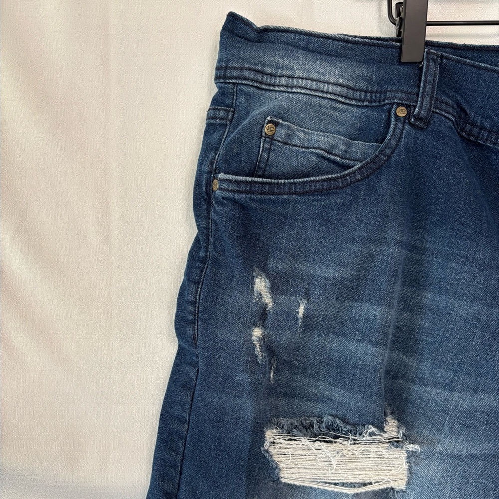 X-CAPE Medium Wash Distressed Shorts Size 48 - Picture 4 of 6